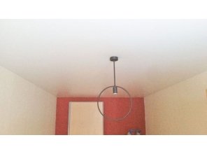 Бесшовный сатиновый натяжной потолок в спальне 14,4 м2