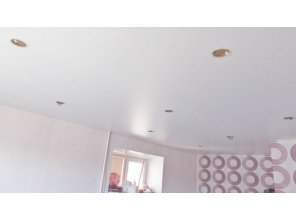 Бесшовный сатиновый натяжной потолок для зала 17,4 м2