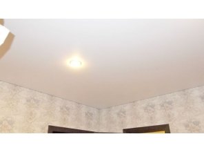 Бесшовный матовый натяжной потолок в прихожей 14,2 м2