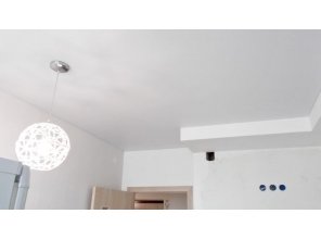 Бесшовный сатиновый натяжной потолок на кухню 9,9 м2