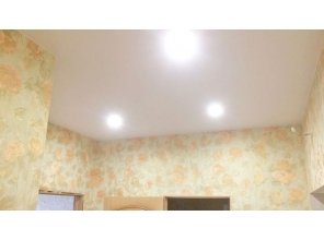 Бесшовный матовый натяжной потолок в коридор 13 м2