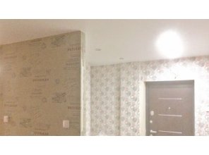 Бесшовный матовый натяжной потолок в коридор 14 м2