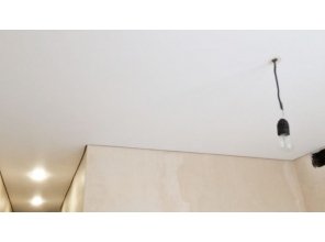 Бесшовный матовый натяжной потолок на кухню 10,3 м2