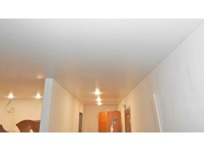 Сатиновый натяжной потолок в квартиру 40,5 м2