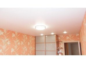 Бесшовный сатиновый натяжной потолок в спальне 11,5 м2