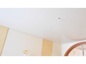 Бесшовный сатиновый натяжной потолок на кухню 12,7 м2