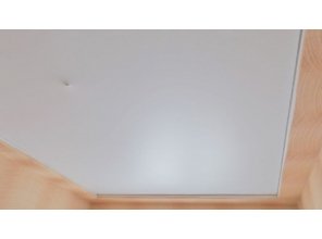 Бесшовный сатиновый натяжной потолок в спальне 7,1 м2