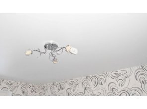 Бесшовный сатиновый натяжной потолок в спальне 12,7 м2