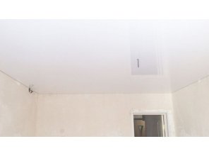 Бесшовный глянцевый натяжной потолок в спальню 12,5 м2