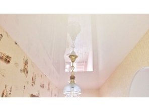 Бесшовный глянцевый натяжной потолок в коридор 5,4 м2