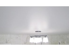 Бесшовный сатиновый натяжной потолок на кухню 8,6 м2