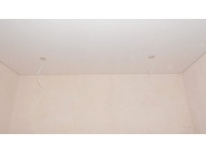 Бесшовный глянцевый натяжной потолок в спальню 6,8 м2