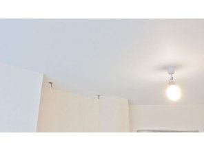 Бесшовный матовый натяжной потолок для зала 14,9 м2