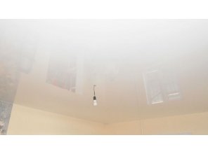 Бесшовный глянцевый натяжной потолок в деревянном доме 15,2 м2