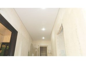 Бесшовный матовый натяжной потолок в коридор 8,5 м2