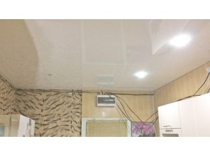 Бесшовный глянцевый натяжной потолок на кухню 10,1 м2