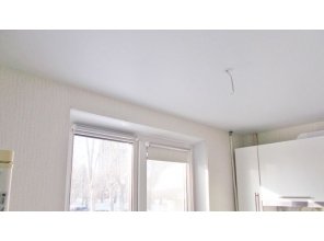 Бесшовный матовый натяжной потолок в квартире 12,4 м2