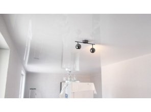 Глянцевый натяжной потолок в квартиру 28 м2