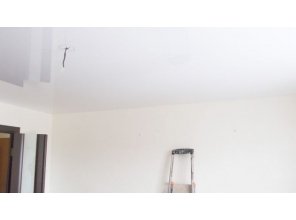 Бесшовный глянцевый натяжной потолок для зала 15,9 м2