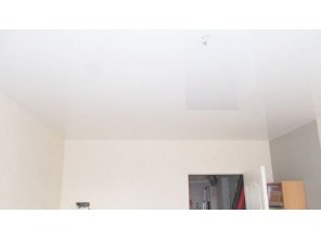 Бесшовный глянцевый натяжной потолок в спальню 11,8 м2