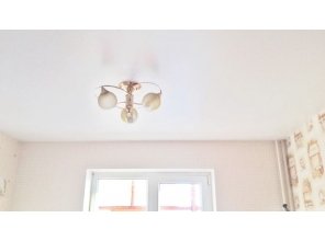 Бесшовный матовый натяжной потолок на кухню 8,4 м2