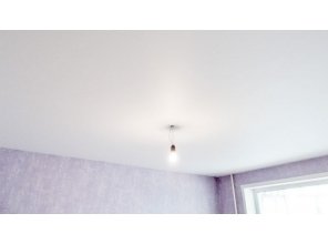 Бесшовный матовый натяжной потолок в гостиную 16,5 м2