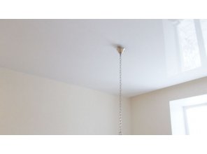 Бесшовный глянцевый натяжной потолок для зала 20,8 м2