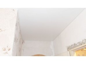 Бесшовный сатиновый натяжной потолок в прихожей 7,5 м2