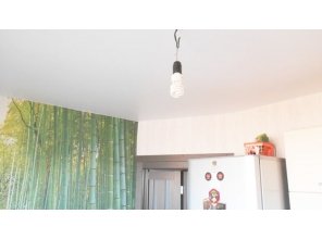 Бесшовный матовый натяжной потолок на кухню 10,4 м2