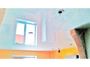 Бесшовный глянцевый натяжной потолок в квартиру 16,9 м2