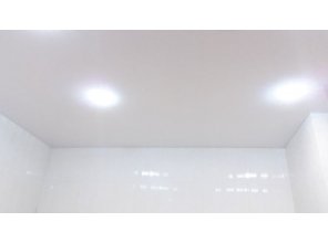 Бесшовный глянцевый натяжной потолок в ванную комнату 4,4 м2