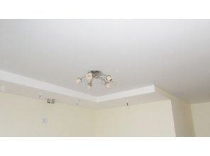 Бесшовный матовый натяжной потолок на кухню 17,3 м2