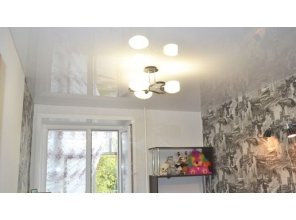 Бесшовный глянцевый натяжной потолок в детскую 7,9 м2