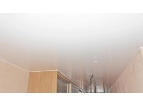 Бесшовный глянцевый натяжной потолок в коридор 10,5 м2