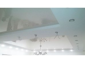 Бесшовный глянцевый натяжной потолок в гостиную 17,9 м2