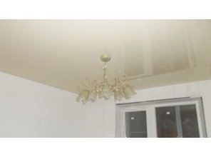 Бесшовный глянцевый натяжной потолок в спальню 11,8 м2