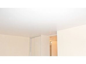 Бесшовный сатиновый натяжной потолок для зала 17,7 м2