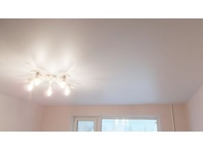 Бесшовный матовый натяжной потолок в гостиную 15,5 м2