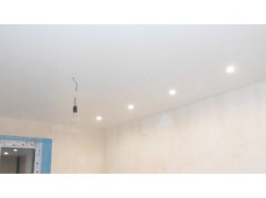 Бесшовный матовый натяжной потолок на кухню 10,4 м2