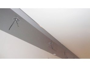 Двухуровневый глянцевый натяжной потолок на кухню 10,6 м2