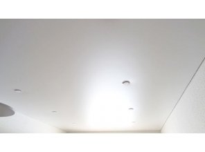 Бесшовный матовый натяжной потолок на кухню 24,7 м2