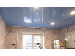 Бесшовный глянцевый натяжной потолок на кухню 9,7 м2