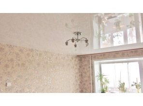 Бесшовный глянцевый натяжной потолок в гостиную 19,7 м2