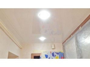 Бесшовный глянцевый натяжной потолок в коридор 6,9 м2