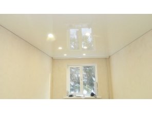 Бесшовный глянцевый натяжной потолок в спальню 14,7 м2