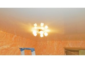 Бесшовный глянцевый натяжной потолок в гостиную 13,2 м2