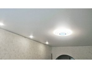 Монтаж потолка в спальне 14 м2 с использованием пленки VIPCEILING серии MONLANGE M9001 (3.25)