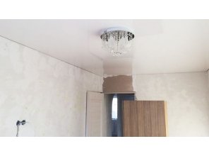 Бесшовный глянцевый натяжной потолок в спальню 12,4 м2