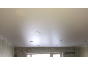 Бесшовный матовый натяжной потолок в гостиную 16,2 м2