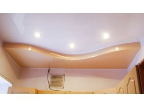Двухуровневый глянцевый натяжной потолок на кухню 10,6 м2